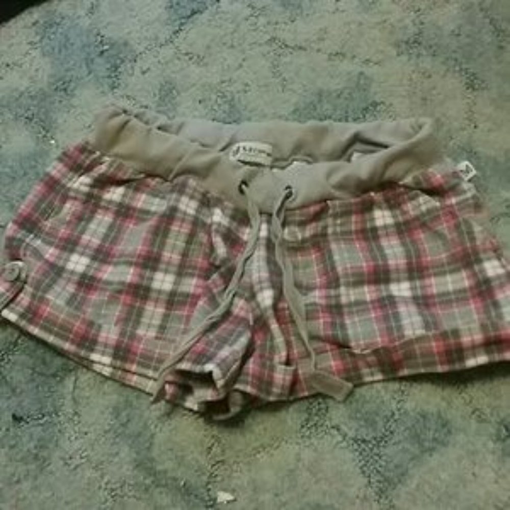 Stretchy plaid shorts